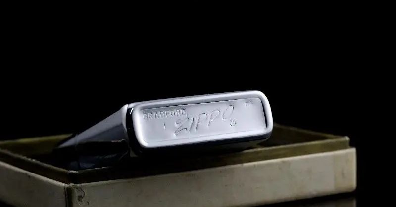 Zippo chữ xéo