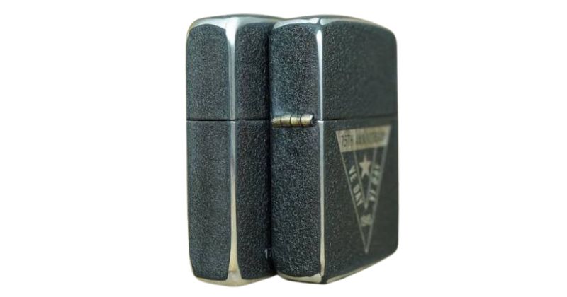 Zippo vỏ thép