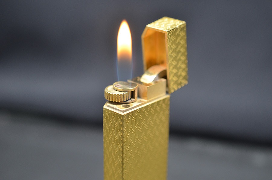 Bật lửa Cartier bọc vàng 5 cạnh