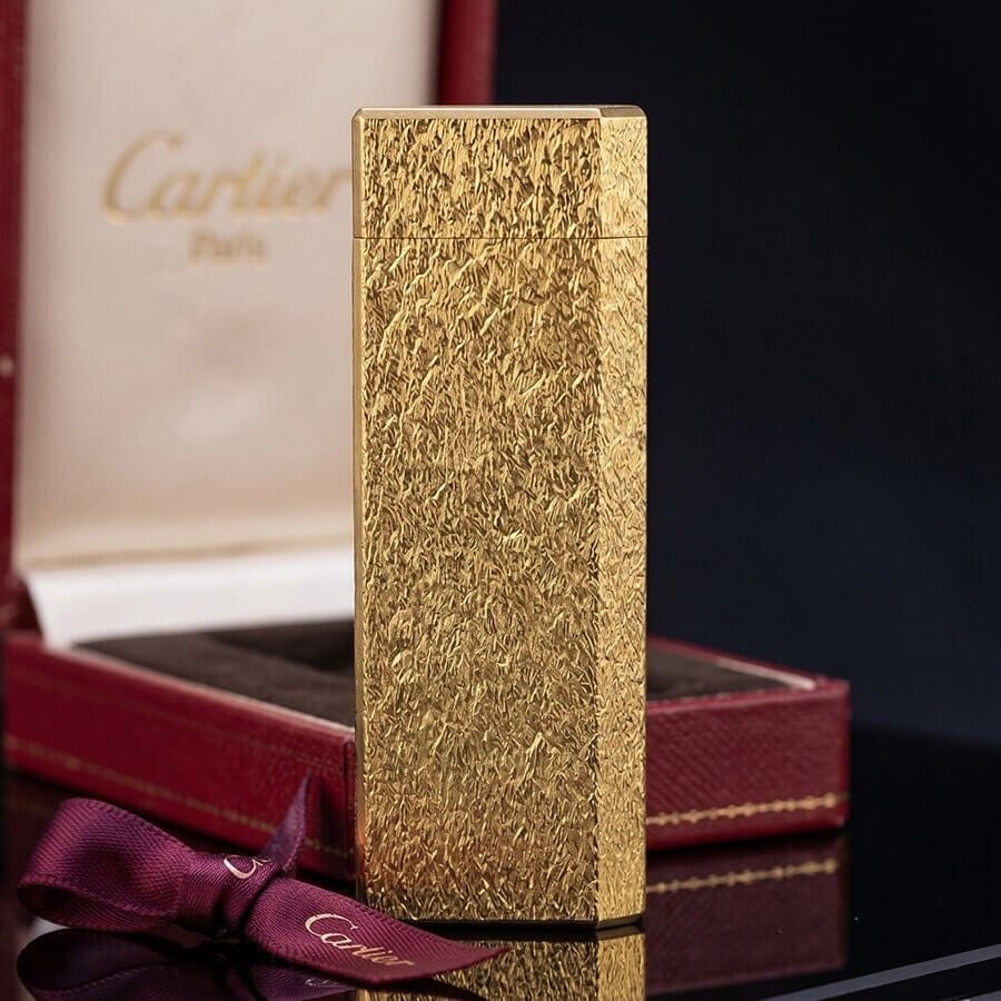 Bật lửa Cartier bọc vàng vân xước