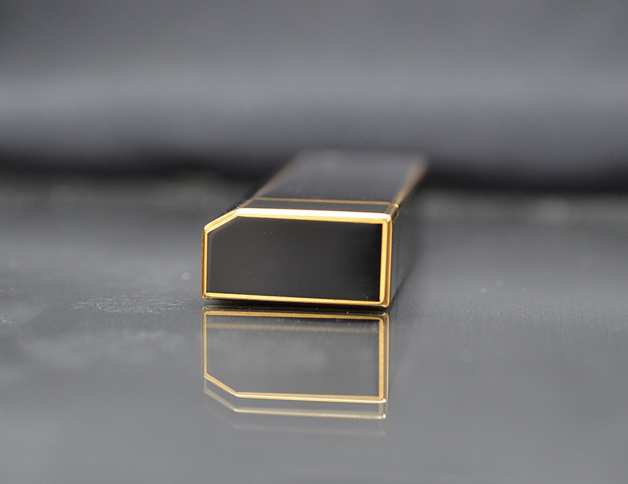 Bật lửa Cartier sơn mài đen